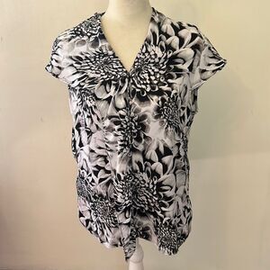 Worthington black white floral button front cap sleeve blouse Size M